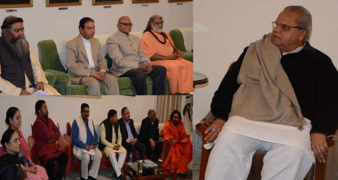 GOVERNOR MEETING VHP DELEGATION