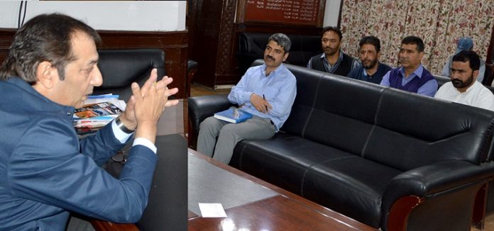 Div Com meets transport Association of South Kashmir-13
