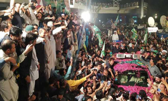 Nawaz Sharif back in jail after massive show of strength