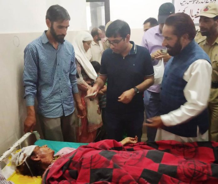 DC Poonch provides cash relief to road mishap victims