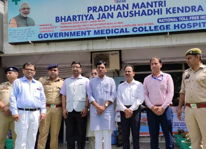 Union MoS visits Pradhan Mantri Jan Aushadhi Kendra, takes stock of medicines availability