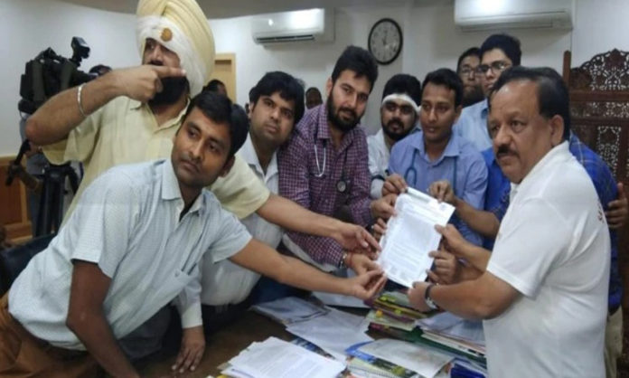 Union minister Harsh Vardhan meets doctors from AIIMS Delhi