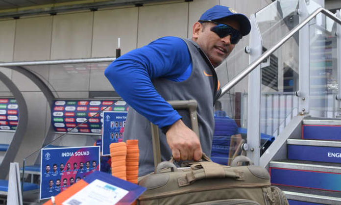 DHONI