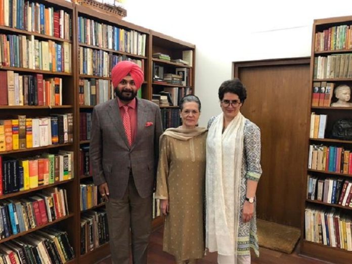Navjot Sidhu with Sonia Gandhi and Priyanka Gandhi Vadra.