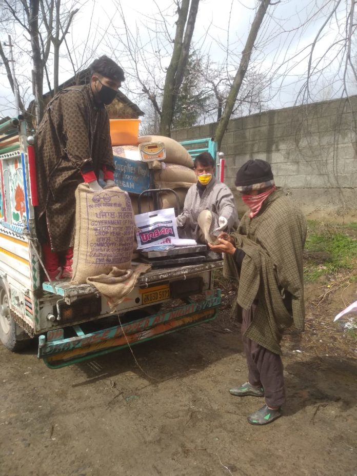 FCS&CA Shopian delivers essentials at peoples doorsteps-28