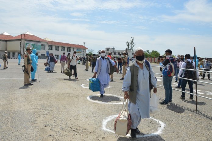 People stranded at Pathankot sent to their homes from Lakhanpur-3