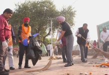 MP Satnam Singh Sandhu Leads Cleanliness Drive at Chandigarh’s Sector 42 Lake on Conclusion Of Chhath Puja Festivities